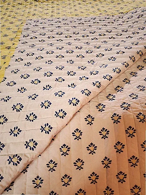 MARTHA STEWART 3 PC. YELLOW/WHITE REVERSIBLE QUEEN SET NEW PERFECT FOR SPRING 🌼