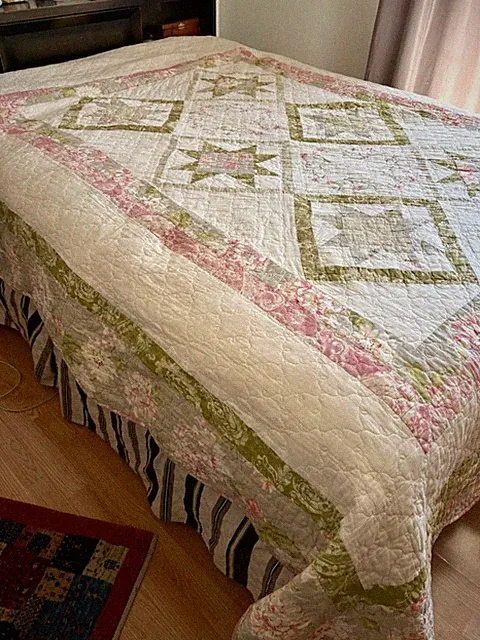 Martha Stewart Oversized Floral Quilt Twin/Extra-Long /Spring Pink & Sage