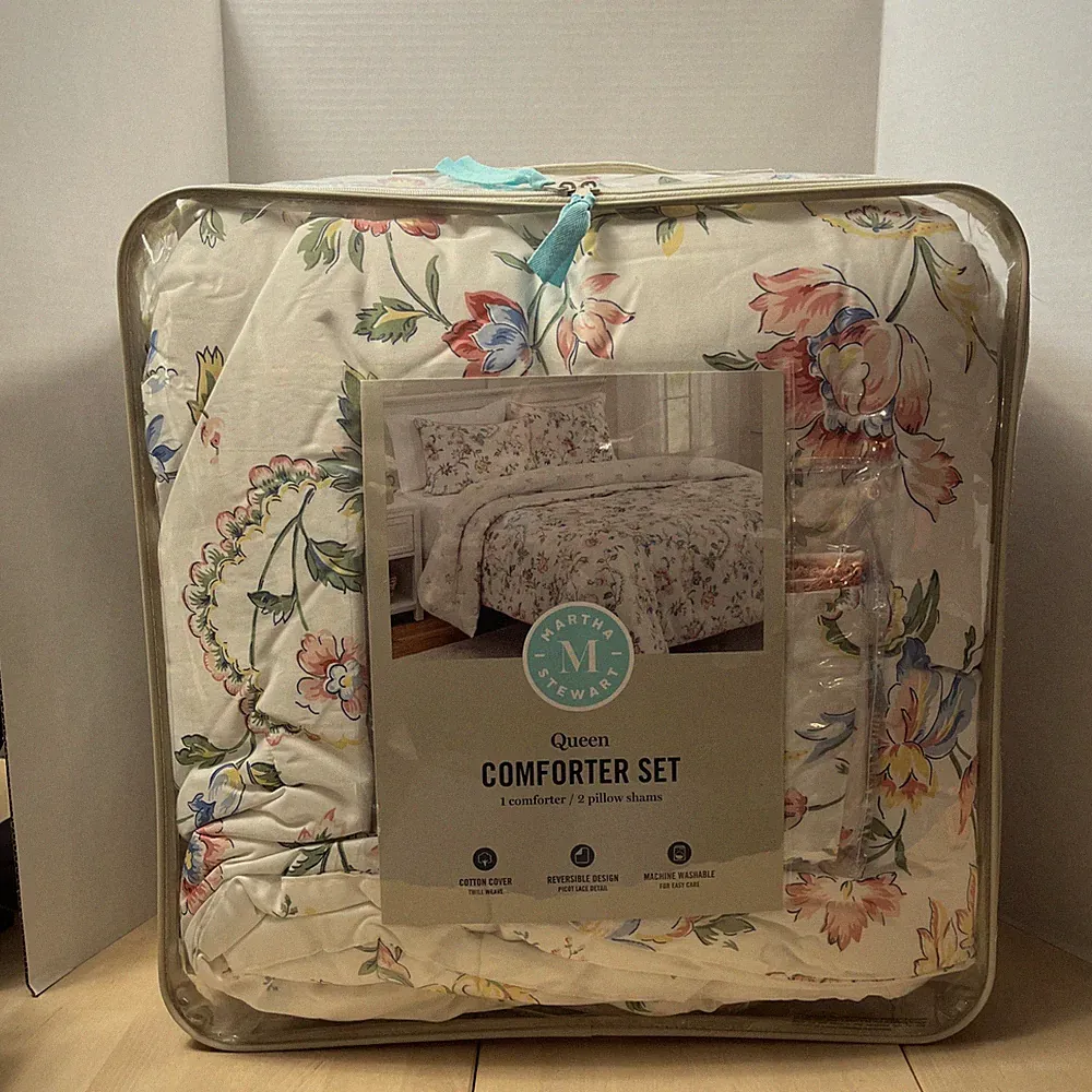 New Martha Stewart Queen Size Reversible White Floral Print Comforter & 2 Shams