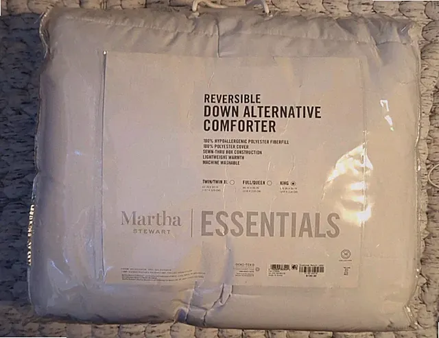 NEW MARTHA STEWART REVERIBLE DOWN ALTERNATIVE KING COMFORTER COLOR WHITE